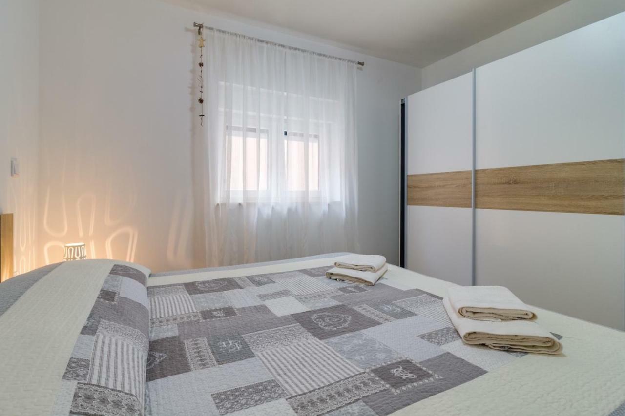 Apartments Tonka Near Beach And Sea PUY Exterior foto
