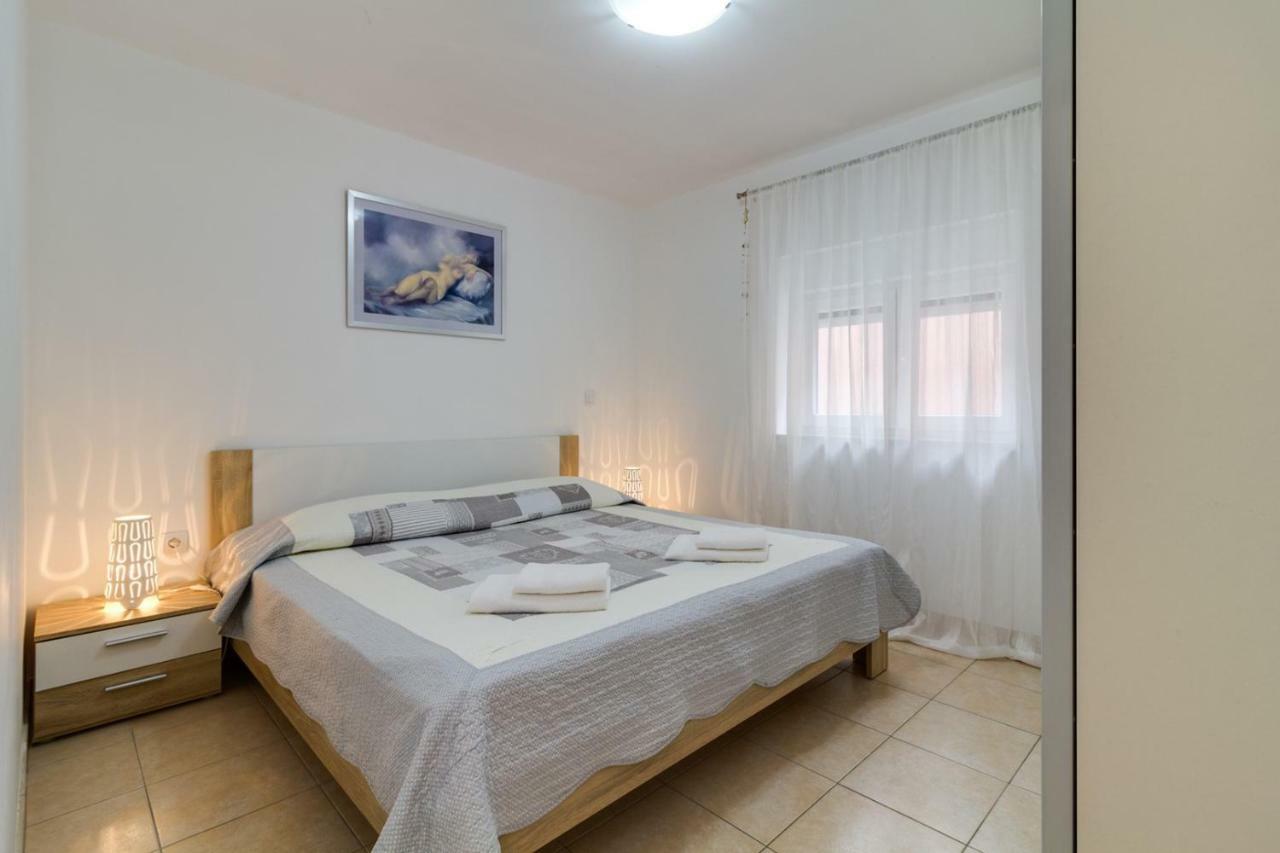 Apartments Tonka Near Beach And Sea PUY Exterior foto