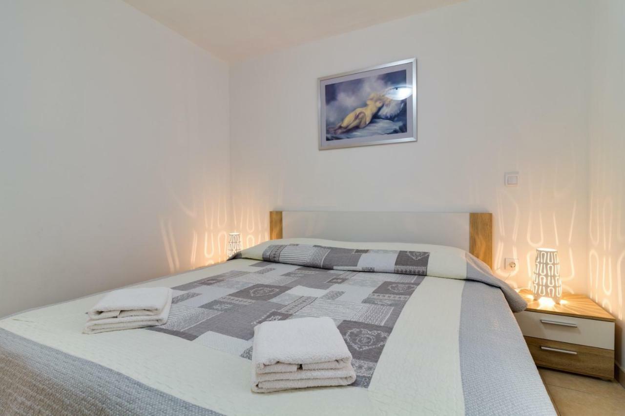 Apartments Tonka Near Beach And Sea PUY Exterior foto
